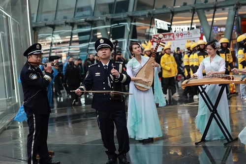 国乐街头快闪 共绘文明交通巨画-重庆南岸警方组织开展“122全国交通安全日”主题活动