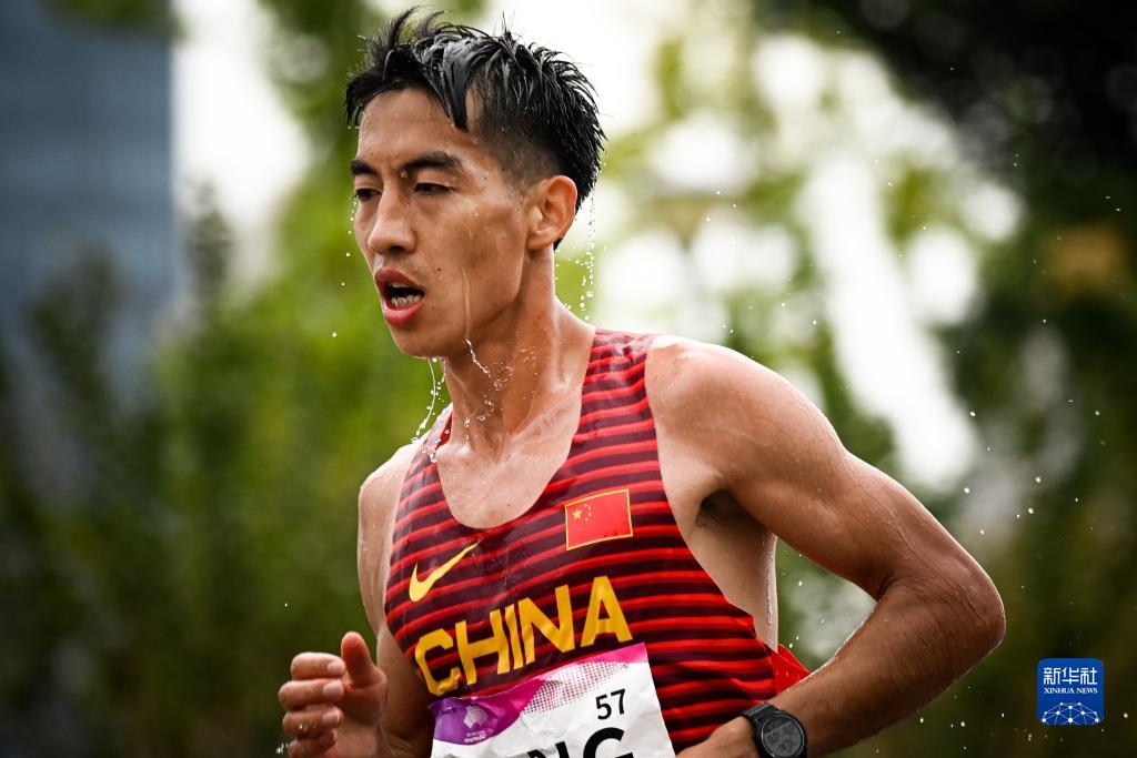 10月5日，在杭州亚运会田径男子马拉松决赛中，中国选手何杰以2小时13分02秒的成绩夺得冠军，朝鲜选手韩日龙获得亚军，中国选手杨绍辉获得季军。图为中国选手杨绍辉在比赛中。新华社记者 江汉 摄
