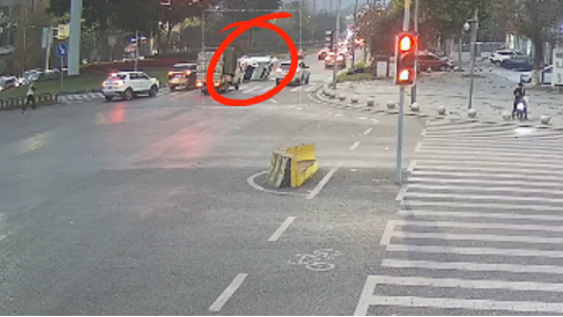 “一座重庆城，嘿多好心人”小车左转不慎侧翻，高新警民合力扶车救援