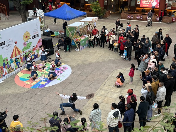 “微笑集市”在九龙坡区民主村开门迎客。重庆市残联供图