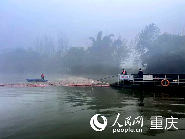 龙溪河垫江段正在清漂。人民网记者 冯文彦摄