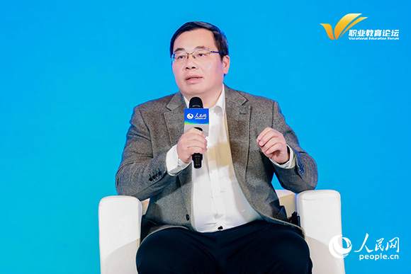 广西职业技术学院党委书记梁裕出席圆桌论坛并发言。