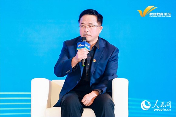 准格尔旗职业高级中学校长陈宝生出席圆桌论坛并发言。