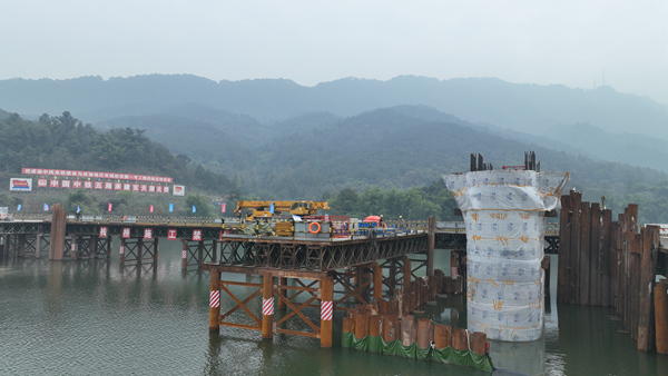 成渝中线三标玄天湖大桥首个水中墩顺利浇筑完成。中国铁路成都局集团有限公司供图