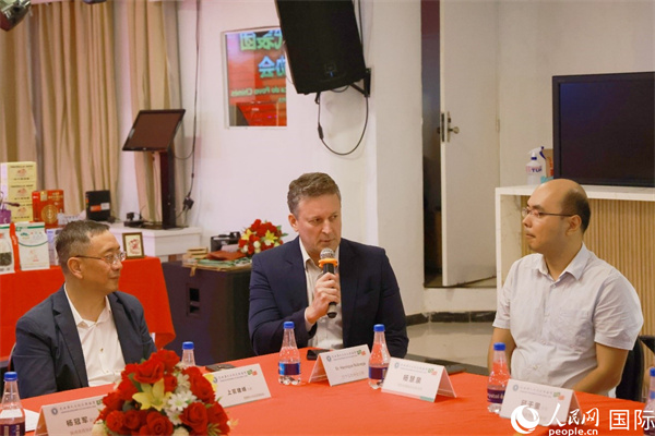 巴西中国友好协会主席恩里克・诺布雷加（中）在座谈会中发言。人民网记者 陈海琪摄