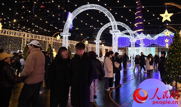 韩国民众走上街头，准备迎接新年的到来。人民网 李帆摄