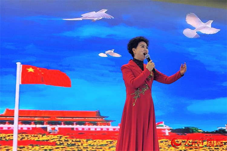 女高音歌唱家、国家一级演员江如虹演唱《我爱你中国》。人民网记者 于宏建摄