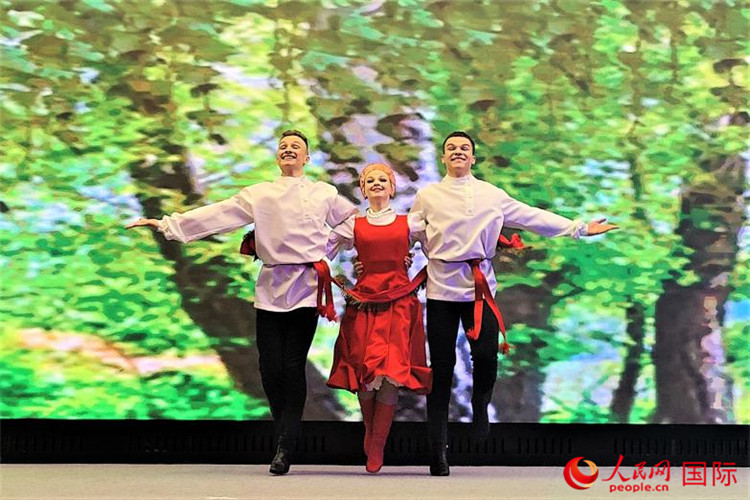 来自莫斯科州艺术学院舞蹈团的演员表演舞蹈《三套车》。人民网记者 于宏建摄