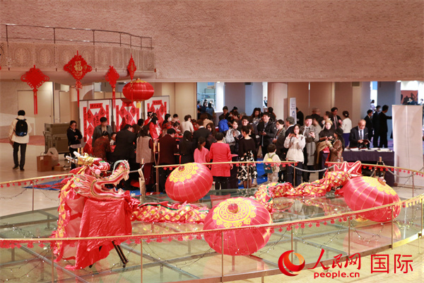 在日华侨华人欢聚一堂，共庆新春佳节。人民网 许可摄