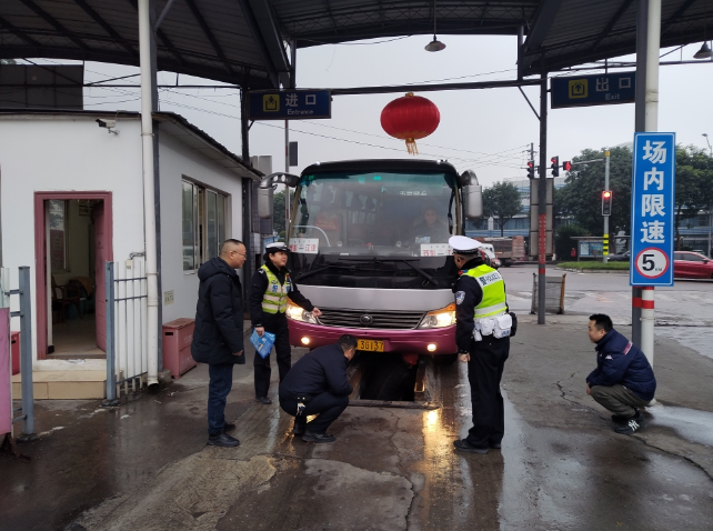 进车站、进工地、进企业，九龙坡警方送上春运“安全年货”