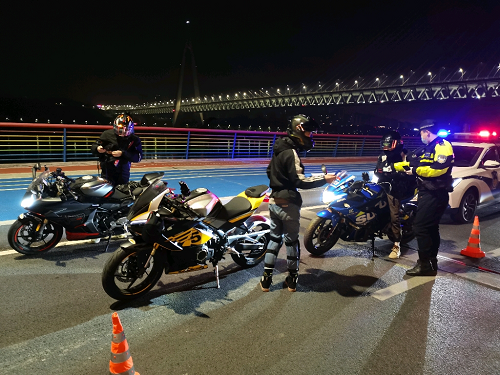 让“飙车炸街”熄火 大渡口交巡警打出“组合拳”