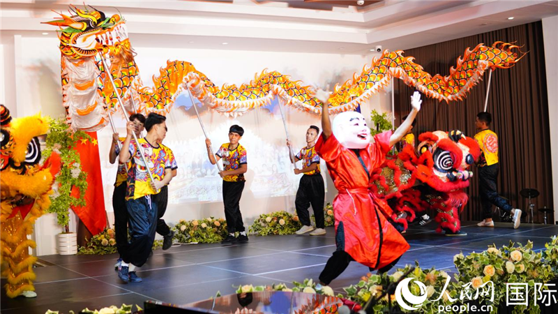 在菲留学生通过舞龙舞狮表演呈现中华优秀传统文化魅力。人民网记者樊帆 摄