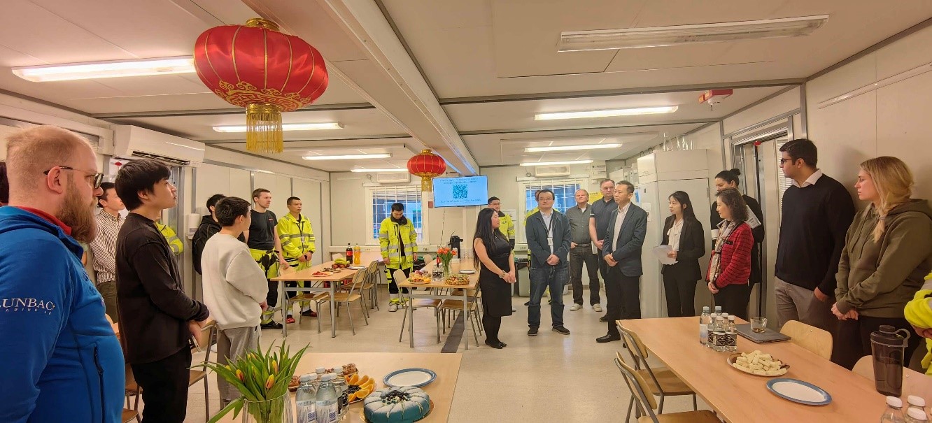 中国驻瑞典大使崔爱民走访中铁隧道局集团瑞典工程公司。中国驻瑞典大使馆供图