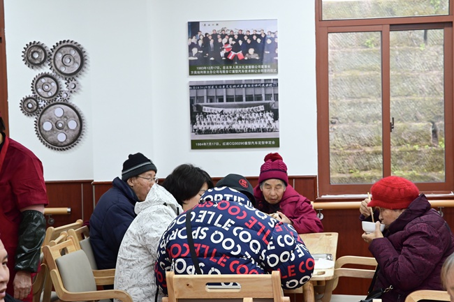 正在用餐的老人和家属。李波摄