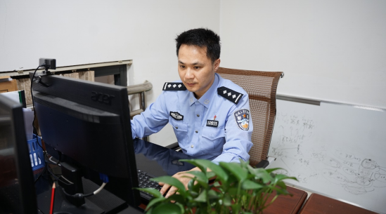 从军人到警察，他说：穿上这身警服，就要扛起这份责任