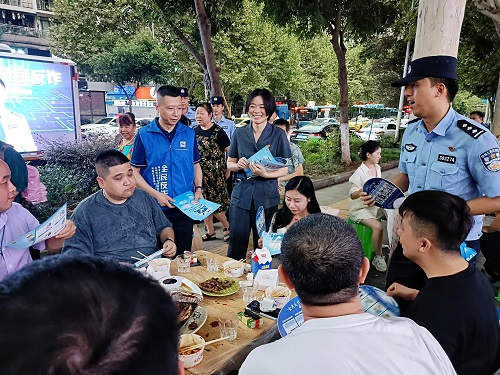 南岸警方联合多部门开展夏季治安巡查宣防及反诈宣传活动